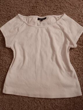 Off the shoulders white fitted cropped top